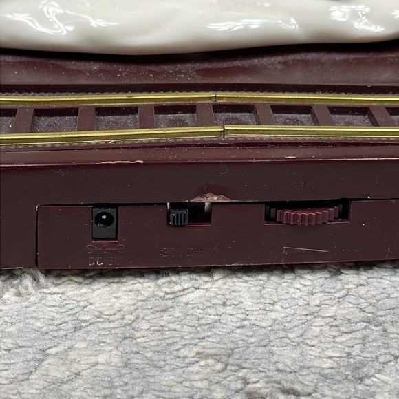 Vintage 2002 Avon Holiday Express North Pole Train Station Musical Christmas - Picture 8 of 12